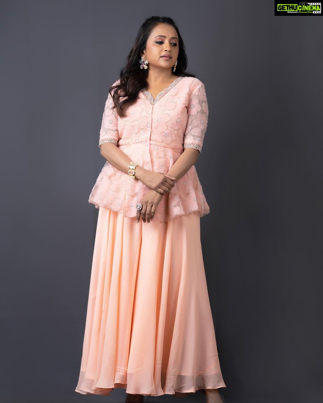 Suma Kanakala Instagram - For #TigerNageswaraRao Pre-Release Styled by @stylebyannapurna Collaboration with Outfit @maramsclothing_official Jewellery @houseofqc Makeup @emraanartistry Hair @koduruamarnath Photography @valmikiramuphotography #sumakanakala #suma #anchorsuma #anchorsumakanakala #tigernageswararaoprereleaseevent