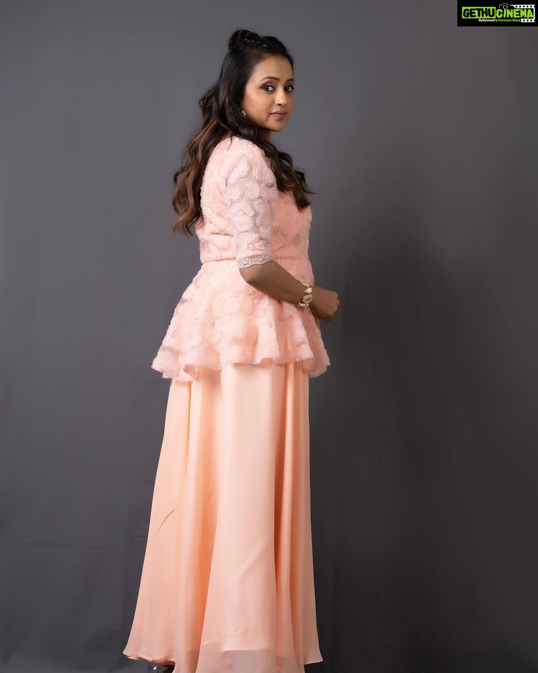 Suma Kanakala Instagram - For #TigerNageswaraRao Pre-Release Styled by @stylebyannapurna Collaboration with Outfit @maramsclothing_official Jewellery @houseofqc Makeup @emraanartistry Hair @koduruamarnath Photography @valmikiramuphotography #sumakanakala #suma #anchorsuma #anchorsumakanakala #tigernageswararaoprereleaseevent