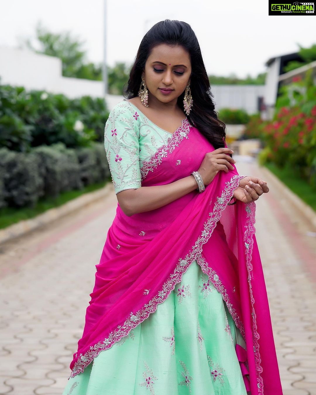 Suma Kanakala Instagram - Don't wait for the weekend to enjoy life, find joy in every day. Styled by @officialanahita Style Team @pranathivarma.k Outfit @pinkpetalsdesignhouse Jewellery @kiara.jewelry Makeup @madhu_derangula Hair @chinnisrinu_stylist Photography @valmikiramuphotography #sumakanakala #suma #anchorsuma #anchorsumakanakala #weekend #friyay #sumaadda