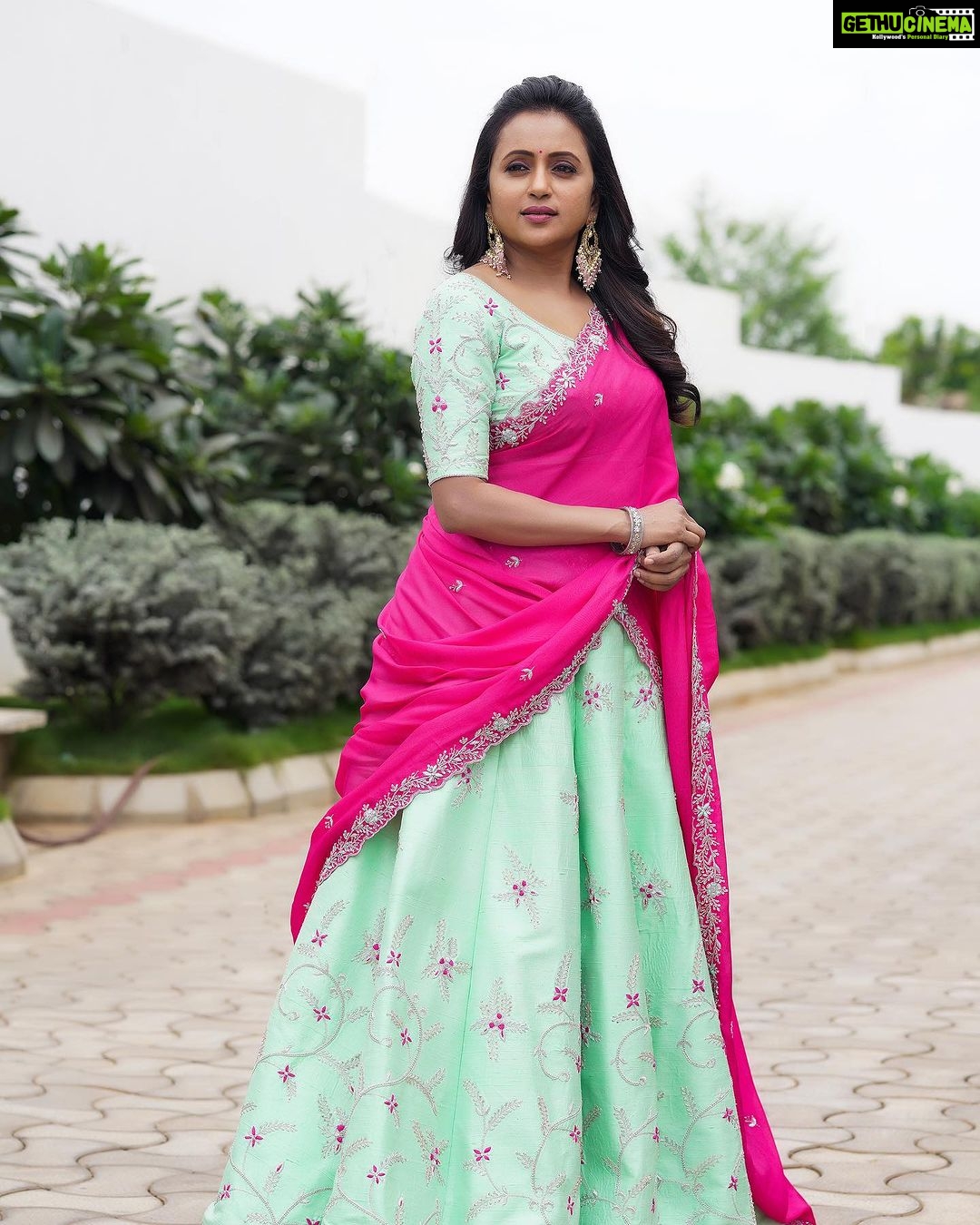 Suma Kanakala Instagram - Don't wait for the weekend to enjoy life, find joy in every day. Styled by @officialanahita Style Team @pranathivarma.k Outfit @pinkpetalsdesignhouse Jewellery @kiara.jewelry Makeup @madhu_derangula Hair @chinnisrinu_stylist Photography @valmikiramuphotography #sumakanakala #suma #anchorsuma #anchorsumakanakala #weekend #friyay #sumaadda