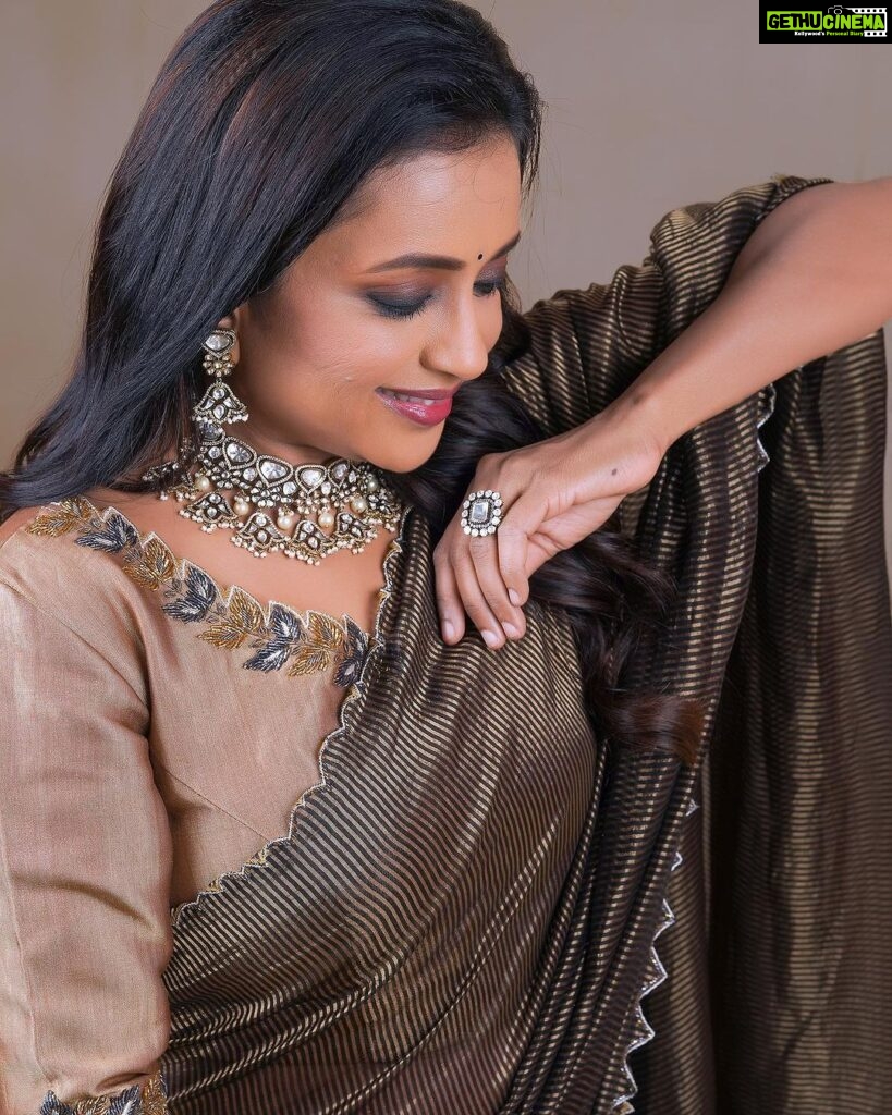 Suma Kanakala Instagram - Confidence is your best outfit; rock it and own it… Styled by @stylebyannapurna Collaboration with Outfits @ansyalabel_al Jewellery @shopriyaaofficial Makeup @emraanartistry Hair @malla_reddy_hairstylist Photography @valmikiramuphotography #sumakanakala #suma #anchorsuma #anchorsumakanakala #wednesdaywisdom #wednesday