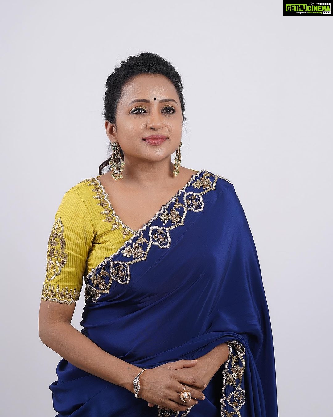 Suma Kanakala Instagram - A day to refuel your soul and be grateful for the week ahead #sunday Styled by @stylebyannapurna Collaboration with Outfit @tejaswinireddy_couture Jewellery @alluringaccessories.a2 Makeup @madhu_derangula Hair @koduruamarnath Photography @valmikiramuphotography #sumakanakala #suma #anchorsuma #anchorsumakanakala #sumaadda #sundayinspiration