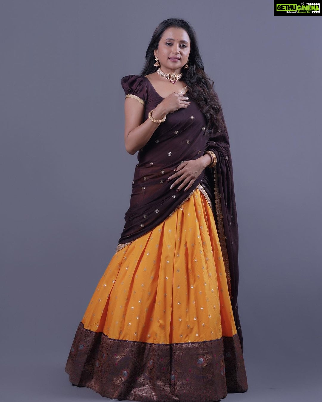 Suma Kanakala Instagram - The secret is that everyday is the best 🤎 Styled by @stylebyannapurna Collaboration with Outfit @varahi_artstudio Jewellery @thetrinkaholic Makeup & Nails @emraanartistry Hair @koduruamarnath Photography @valmikiramuphotography #sumakanakala #suma #anchorsuma #anchorsumakanakala #sumaadda #friyay