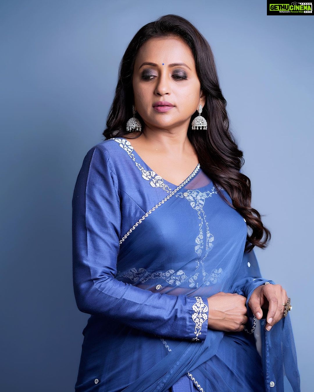 Suma Kanakala Instagram - Embrace the journey, and you will reach your destination 💙 Styled by @officialanahita Style Team @pranathivarma.k Collaboration with Outfit @designerkavitaagarwal Jewellery @adornablesbysonalimehra Makeup @madhu_derangula Hair @chinnisrinu_stylist Photography @valmikiramuphotography #sumakanakala #anchorsuma #anchorsumakanakala #sumaadda #wednesday #wednesdaywisdom