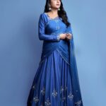 Suma Kanakala Instagram - Embrace the journey, and you will reach your destination 💙 Styled by @officialanahita Style Team @pranathivarma.k Collaboration with Outfit @designerkavitaagarwal Jewellery @adornablesbysonalimehra Makeup @madhu_derangula Hair @chinnisrinu_stylist Photography @valmikiramuphotography #sumakanakala #anchorsuma #anchorsumakanakala #sumaadda #wednesday #wednesdaywisdom