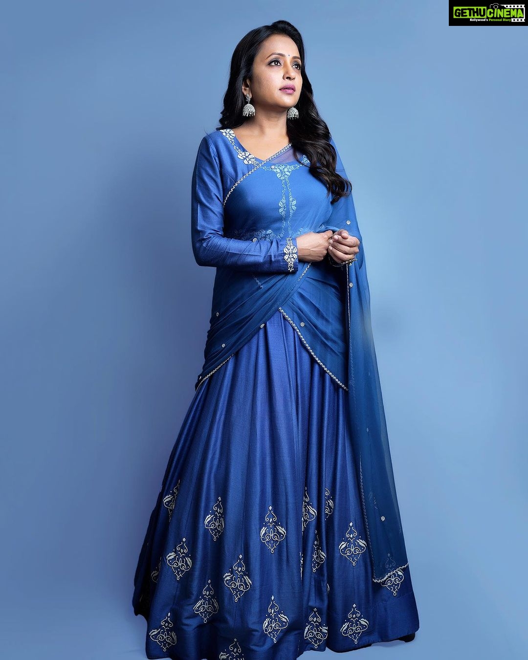Suma Kanakala Instagram - Embrace the journey, and you will reach your destination 💙 Styled by @officialanahita Style Team @pranathivarma.k Collaboration with Outfit @designerkavitaagarwal Jewellery @adornablesbysonalimehra Makeup @madhu_derangula Hair @chinnisrinu_stylist Photography @valmikiramuphotography #sumakanakala #anchorsuma #anchorsumakanakala #sumaadda #wednesday #wednesdaywisdom
