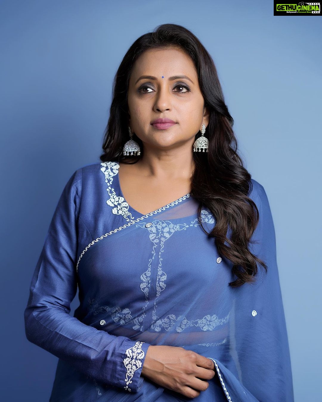 Suma Kanakala Instagram - Embrace the journey, and you will reach your destination 💙 Styled by @officialanahita Style Team @pranathivarma.k Collaboration with Outfit @designerkavitaagarwal Jewellery @adornablesbysonalimehra Makeup @madhu_derangula Hair @chinnisrinu_stylist Photography @valmikiramuphotography #sumakanakala #anchorsuma #anchorsumakanakala #sumaadda #wednesday #wednesdaywisdom
