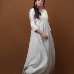 Suma Kanakala Instagram - Just say yes. Just say there’a nothing holding you back 🤍 Styled by @stylebyannapurna Collaboration with Outfit @advi_boutique Jewellery @shopriyaaofficial Makeup & Nails by @emraanartistry Hair @koduruamarnath Photography @valmikiramuphotography #sumakanakala #suma #anchorsuma #anchorsumakanakala #monday #mondaymotivation