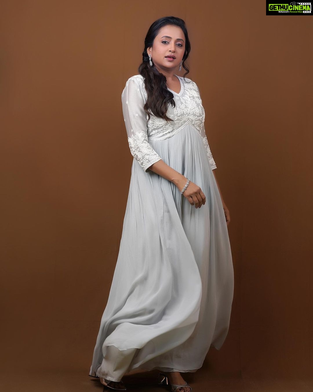 Suma Kanakala Instagram - Just say yes. Just say there’a nothing holding you back 🤍 Styled by @stylebyannapurna Collaboration with Outfit @advi_boutique Jewellery @shopriyaaofficial Makeup & Nails by @emraanartistry Hair @koduruamarnath Photography @valmikiramuphotography #sumakanakala #suma #anchorsuma #anchorsumakanakala #monday #mondaymotivation