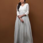 Suma Kanakala Instagram - Just say yes. Just say there’a nothing holding you back 🤍 Styled by @stylebyannapurna Collaboration with Outfit @advi_boutique Jewellery @shopriyaaofficial Makeup & Nails by @emraanartistry Hair @koduruamarnath Photography @valmikiramuphotography #sumakanakala #suma #anchorsuma #anchorsumakanakala #monday #mondaymotivation