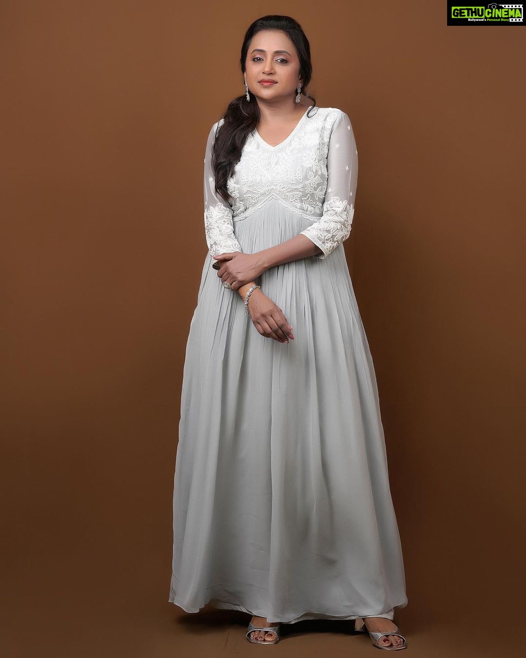 Suma Kanakala Instagram - Just say yes. Just say there’a nothing holding you back 🤍 Styled by @stylebyannapurna Collaboration with Outfit @advi_boutique Jewellery @shopriyaaofficial Makeup & Nails by @emraanartistry Hair @koduruamarnath Photography @valmikiramuphotography #sumakanakala #suma #anchorsuma #anchorsumakanakala #monday #mondaymotivation