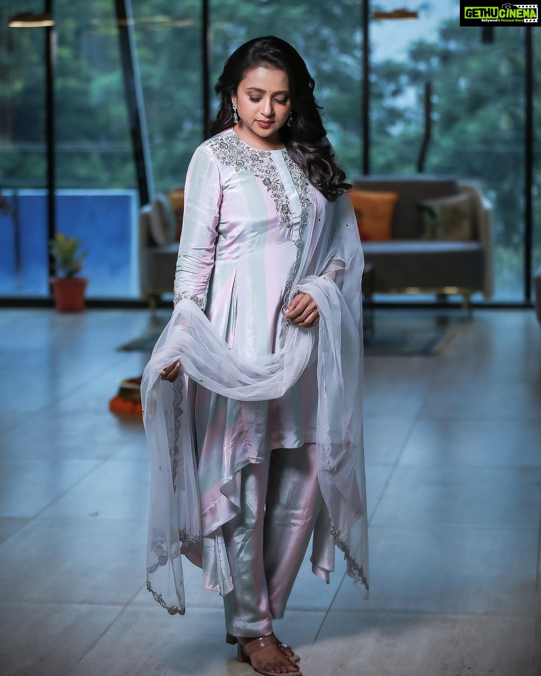 Suma Kanakala Instagram - š¤ Styled by @stylebyannapurna Collaboration with Outfit @anushareddy.couture Jewellery @thetrinkaholic Makeup @emraanartistry Photography @stories_by_challachandu #sumakanakala #suma #anchorsuma #saturday #anchorsumakanakala