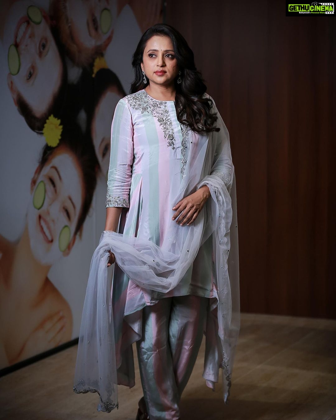 Suma Kanakala Instagram - š¤ Styled by @stylebyannapurna Collaboration with Outfit @anushareddy.couture Jewellery @thetrinkaholic Makeup @emraanartistry Photography @stories_by_challachandu #sumakanakala #suma #anchorsuma #saturday #anchorsumakanakala
