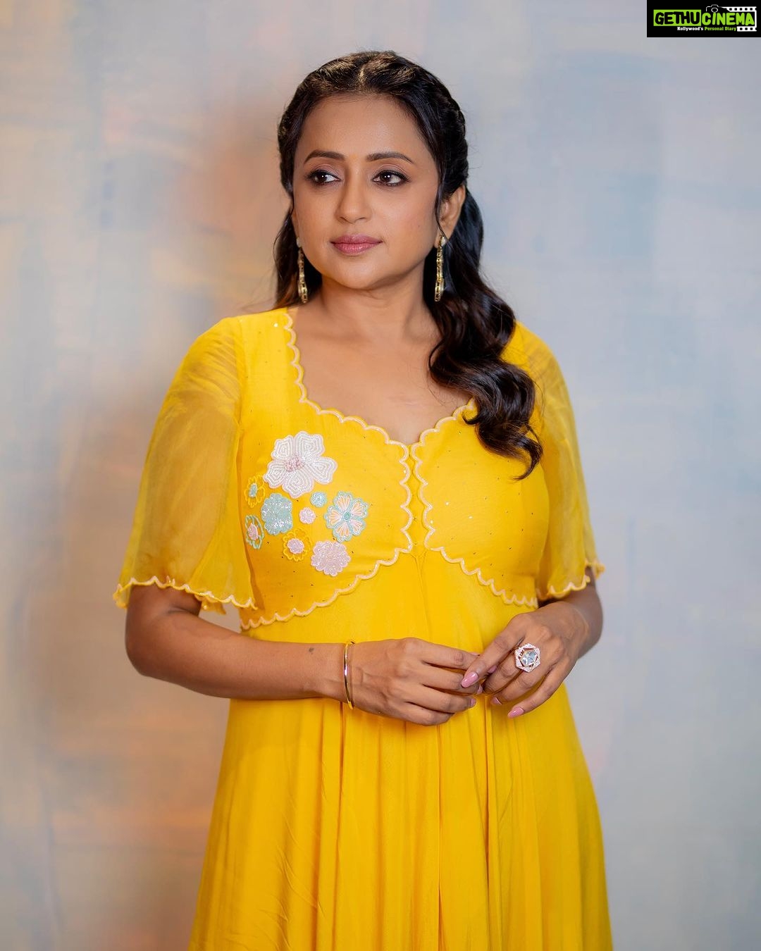 Suma Kanakala Instagram - Be the sunshine ☀️ Styled by @stylebyannapurna Collaboration with Outfit @prashantikumarlabel Jewellery @shopriyaaofficial Makeup & Nails @emraanartistry Hair @chinnisrinu_stylist Photography @they_call_me_keshu #sumakanakala #suma #anchorsuma #anchorsumakanakala #tuesday #tuesdaymotivation