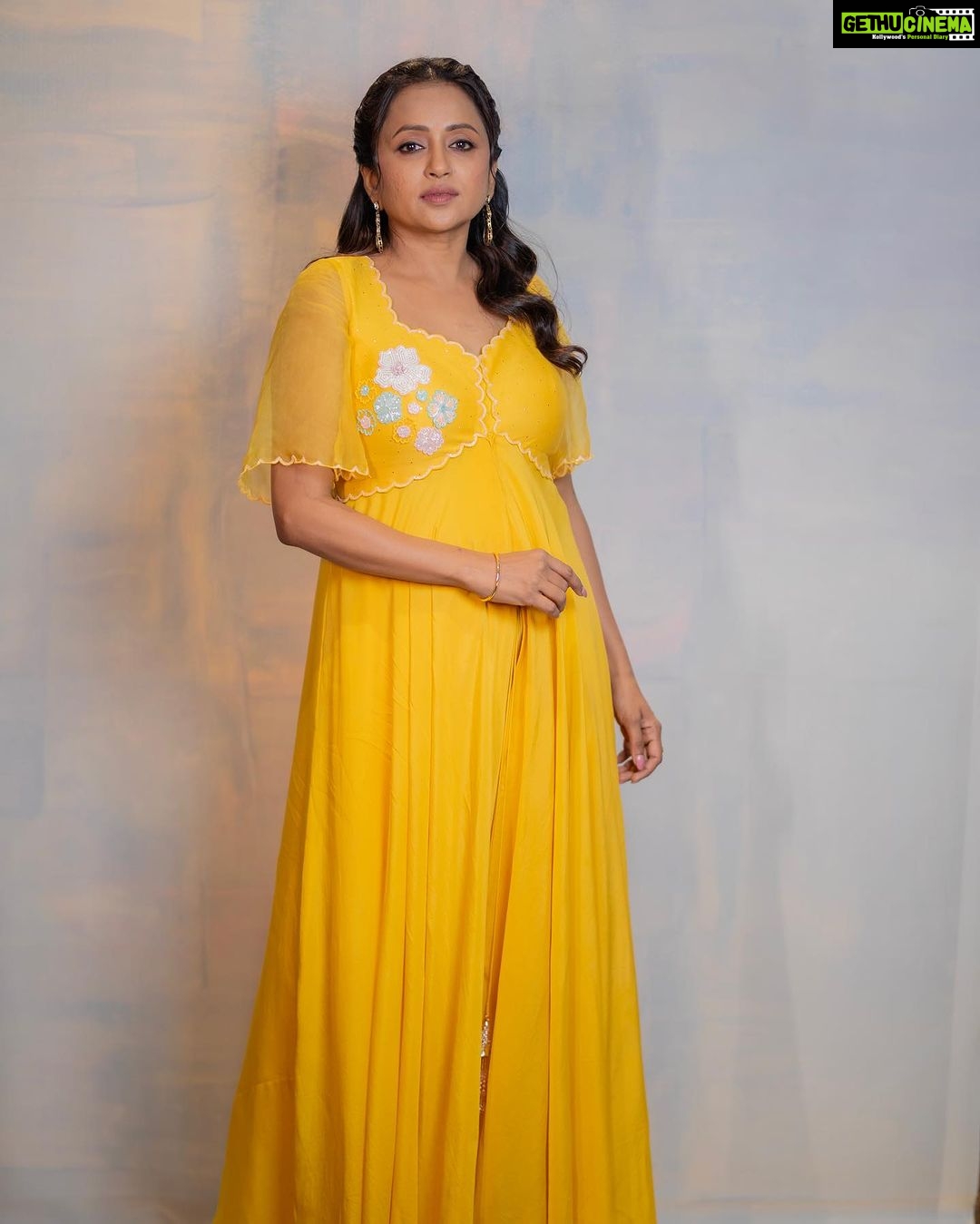 Suma Kanakala Instagram - Be the sunshine ☀️ Styled by @stylebyannapurna Collaboration with Outfit @prashantikumarlabel Jewellery @shopriyaaofficial Makeup & Nails @emraanartistry Hair @chinnisrinu_stylist Photography @they_call_me_keshu #sumakanakala #suma #anchorsuma #anchorsumakanakala #tuesday #tuesdaymotivation