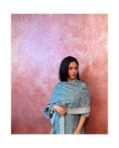 Sunaina Instagram - Felt beautiful , felt elegant…. Like a WOW !!! but Might delete it later. HAPPY DIWALI my sweetest people celebrating ✨
