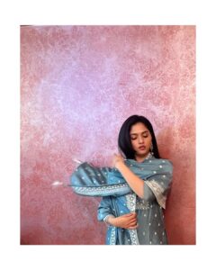 Sunaina Instagram - Felt beautiful , felt elegant…. Like a WOW !!! but Might delete it later. HAPPY DIWALI my sweetest people celebrating ✨
