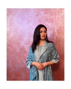 Sunaina Instagram - Felt beautiful , felt elegant…. Like a WOW !!! but Might delete it later. HAPPY DIWALI my sweetest people celebrating ✨