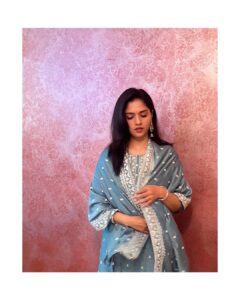 Sunaina Instagram - Felt beautiful , felt elegant…. Like a WOW !!! but Might delete it later. HAPPY DIWALI my sweetest people celebrating ✨