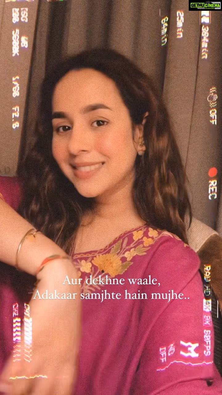 Sunanda Sharma Instagram - Main badlte halaaton mein dhal jaata hu, Aur Log Adakaar samjhte hain mujhe🤌🏻 . . ✍️ Shahid Zaki Sahab 💫