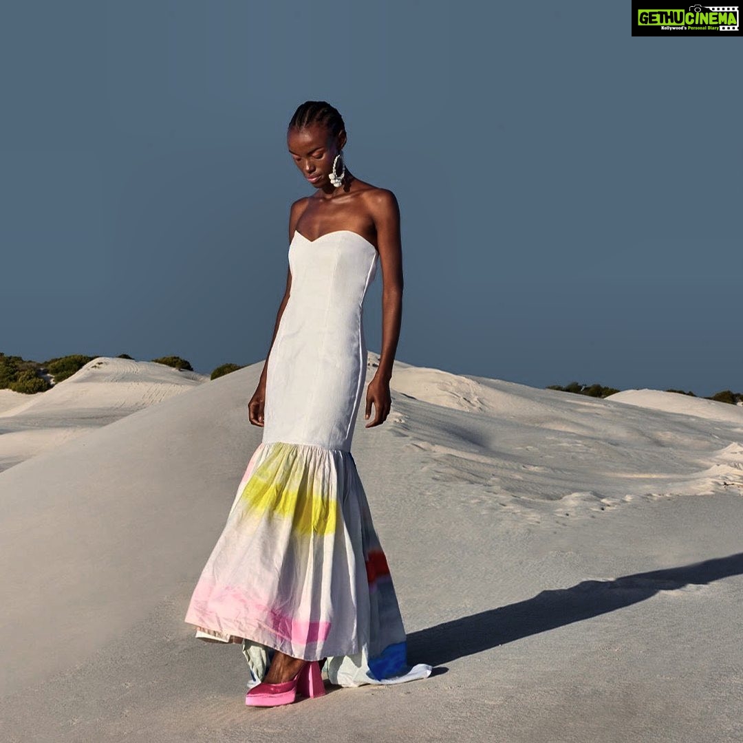 Sunder Ramu Instagram - Posted @withregram • @khhouseofkhaddar Reflecting the beauty of colour in every brushstroke. Our hand-painted summer dresses are an ode to art. Photography-#sunderphotography @sunderramu “CHAOS” from @khhouseofkhaddar Creative designer @amritha.ram #khhk #khadi #khaddar#sustainable #sustainability #sustainablefashion #fashion #fashiondesigner #fashionphotography #fashionphotographer