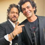 Sunil Grover Instagram - Happy birthday @iamsrk Sir. Wish you health and joy. May you keep entertaining always. I love you. ❤️🌺🎂🌼