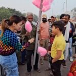 Sunny Arya Instagram - दीपिका ने दो मिनट में अंकल की सारी Cotton Candy फ्री कर दी #Tehelkaprank #SunnyArya #TehelkaBhai #biggboss17 #jiocinema #biggboss #bb17