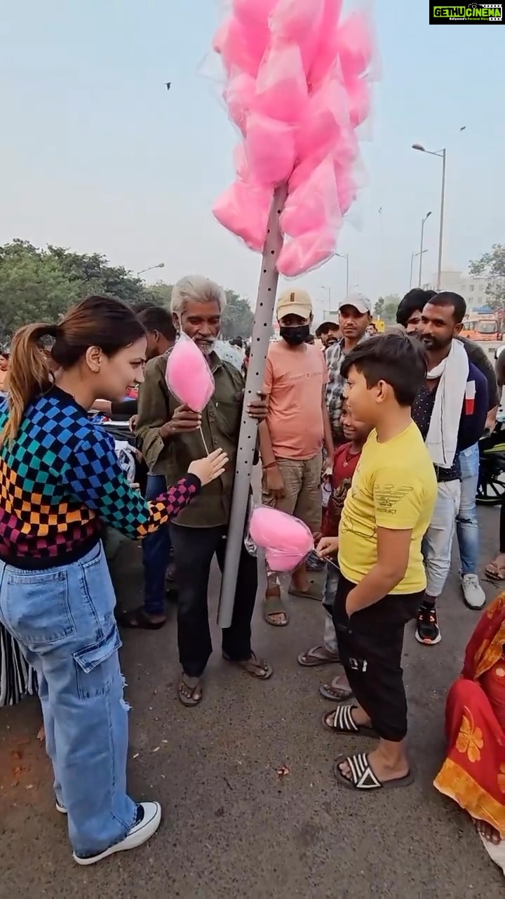 Sunny Arya Instagram - दीपिका ने दो मिनट में अंकल की सारी Cotton Candy फ्री कर दी #Tehelkaprank #SunnyArya #TehelkaBhai #biggboss17 #jiocinema #biggboss #bb17