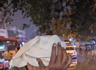 Sunny Arya Instagram - अंकल पैर पकड़ कर रोने लगें - आंटी को दिया तोहफा #tehelkaprank #tehelkabhai #tehelka #biggboss17 #bb17 #tehelkabhai #votefortehelkabhai #support tehelka