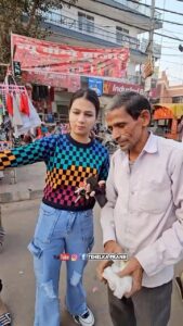 Sunny Arya Instagram - ठेला लगाने से पहले ही सारे गोभी फ्री कर दिया 🙏🏼 #Tehelkaprank #SunnyArya
#TehelkaBhai #biggboss17 #jiocinema #biggboss #bb17