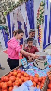 Sunny Arya Instagram - 2 मिनट में सारे टमाटर ख़रीद लिए #Tehelkaprank #SunnyArya
#TehelkaBhai #biggboss17 #jiocinema #biggboss #bb17
