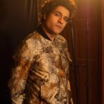 Sunny Hinduja Instagram - गोल्डन hues ✨ For @realbollywoodhungama's #OTTIndiaFest Outfit: @unitbyrajatsuri Shoes: @dmodotofficial Styling: @eshaamiin1, assisted by @iram_halai HMU : @sahil_anand_arora 📸: @vishwasgonsalves