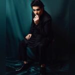 Sunny Hinduja Instagram - रॉयल ✨ Outfit: @unitbyrajatsuri, Designer PR: @sagacomm_pr Shoes: @pellesantino Styling: @eshaamiin1, assisted by: @iram_halai 📸: @saurabhdalvi_photography HMU: @sahil_anand_arora