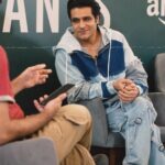 Sunny Hinduja Instagram - Some परदे के पीछे moments! 😄 #Aspirants2Promotions #Aspirants2 dekha ya nahi abhi tak? Styling: @eshaamiin1, assisted by @iram_halai HMU: @sahil_anand_arora 📸: @kapilcharaniya #Aspirants #SandeepBhaiya