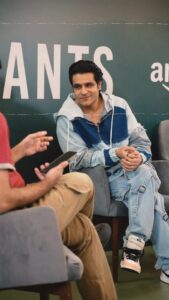 Sunny Hinduja Instagram - Some परदे के पीछे moments! 😄
#Aspirants2Promotions

#Aspirants2 dekha ya nahi abhi tak?

Styling: @eshaamiin1, assisted by @iram_halai
HMU: @sahil_anand_arora
📸: @kapilcharaniya

#Aspirants #SandeepBhaiya