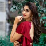 Surabhi Instagram - Wishing you all a Happy Vijayadashmi & Happy Dusshera 🌼🪔 : : : : : : : : : : : : Styled by @impriyankasahajananda Outfit @niabynikitha Makeup @glitteraisestudio Hair @seena_hair143 Accessories @kushalsfashionjewellery 📸 @verendar_photography #styledbypriyankasahajananda