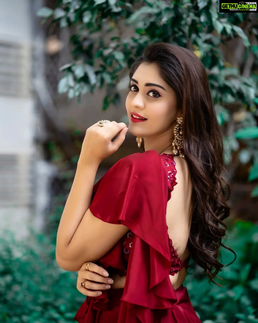 Surabhi Instagram - Wishing you all a Happy Vijayadashmi & Happy Dusshera ๐ผ๐ช : : : : : : : : : : : : Styled by @impriyankasahajananda Outfit @niabynikitha Makeup @glitteraisestudio Hair @seena_hair143 Accessories @kushalsfashionjewellery ๐ธ @verendar_photography #styledbypriyankasahajananda
