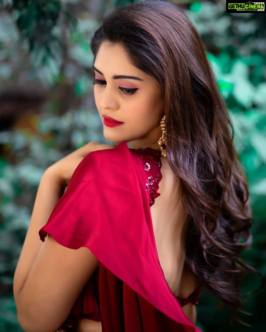 Surabhi Instagram - Wishing you all a Happy Vijayadashmi & Happy Dusshera ๐ผ๐ช : : : : : : : : : : : : Styled by @impriyankasahajananda Outfit @niabynikitha Makeup @glitteraisestudio Hair @seena_hair143 Accessories @kushalsfashionjewellery ๐ธ @verendar_photography #styledbypriyankasahajananda