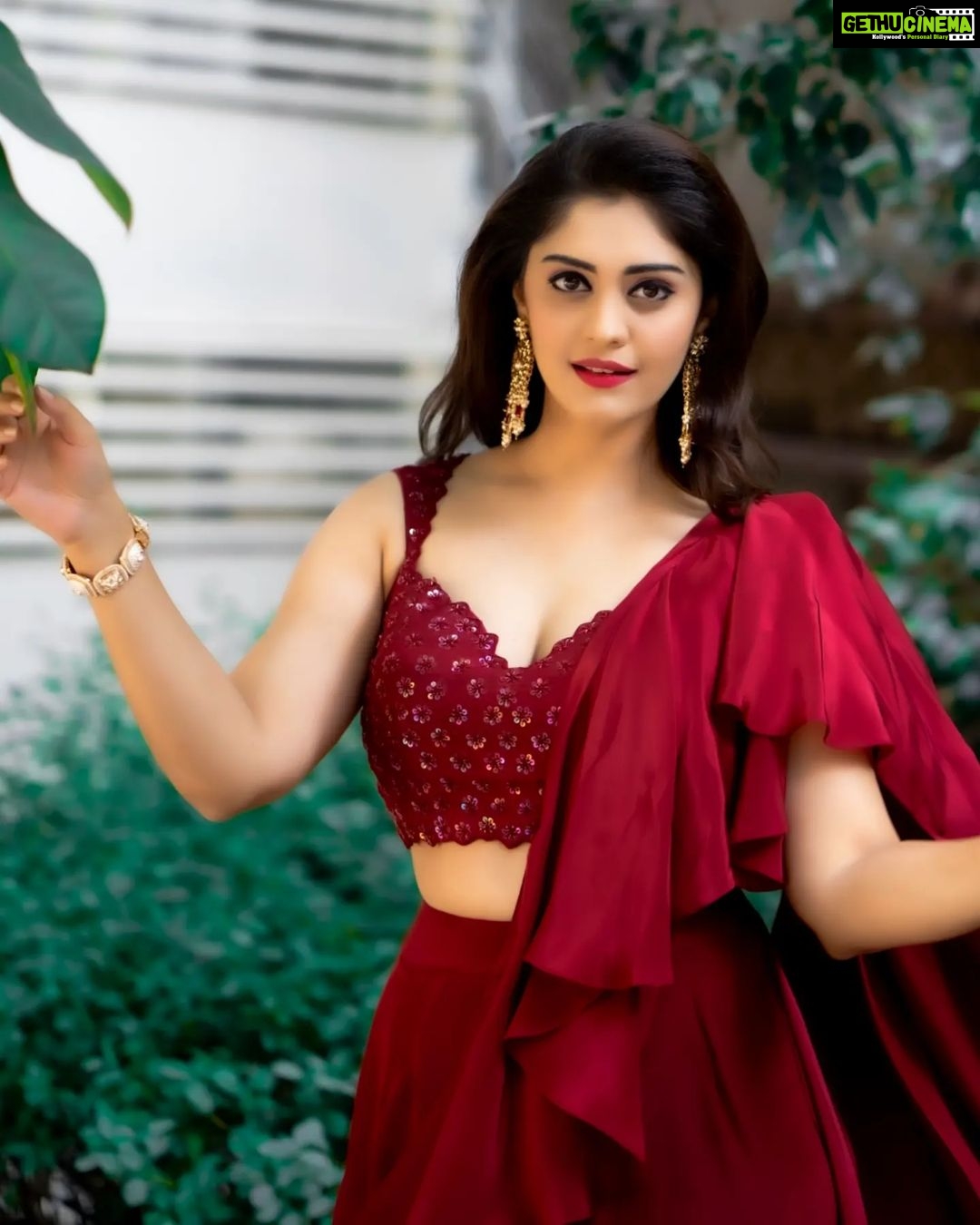 Surabhi Instagram - Wishing you all a Happy Vijayadashmi & Happy Dusshera ๐ผ๐ช : : : : : : : : : : : : Styled by @impriyankasahajananda Outfit @niabynikitha Makeup @glitteraisestudio Hair @seena_hair143 Accessories @kushalsfashionjewellery ๐ธ @verendar_photography #styledbypriyankasahajananda