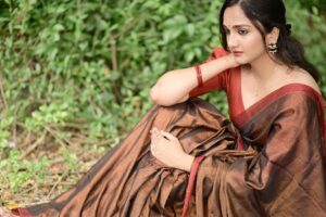 Surabhi Santosh Instagram - Gonna be lit this Diwali 🔥 

Photographer- @anandu._ps 
Saree and Blouse- @labeldesiromance 
Jewellery - @labeldesiromance 
Styling- @kavithasantosh29 

#Oomph #SexyinSaree #CottonSaree #silkcottonsarees #Sareetrends #2023sareescollection #weddinginspo #indianweddingoutfits #sareeoutfitideas #sareedraping #sareeandblouse #sareeblousedesigns #latestsarees #embroideredblouse #contrastblouse #indiantrends #trendingreels #reelsoninstagram #sareereels #Diwali2023