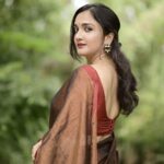 Surabhi Santosh Instagram – She was a beautiful dream that could never be forgotten and that was his biggest nightmare ✨ 

Photographer- @anandu._ps 
Saree- @labeldesiromance 
Jewellery – @labeldesiromance 
Styling- @kavithasantosh29 

#Oomph #SexyinSaree #CottonSaree #Greensaree #Sareetrends #sareein2023 Ernakulam,Kochi