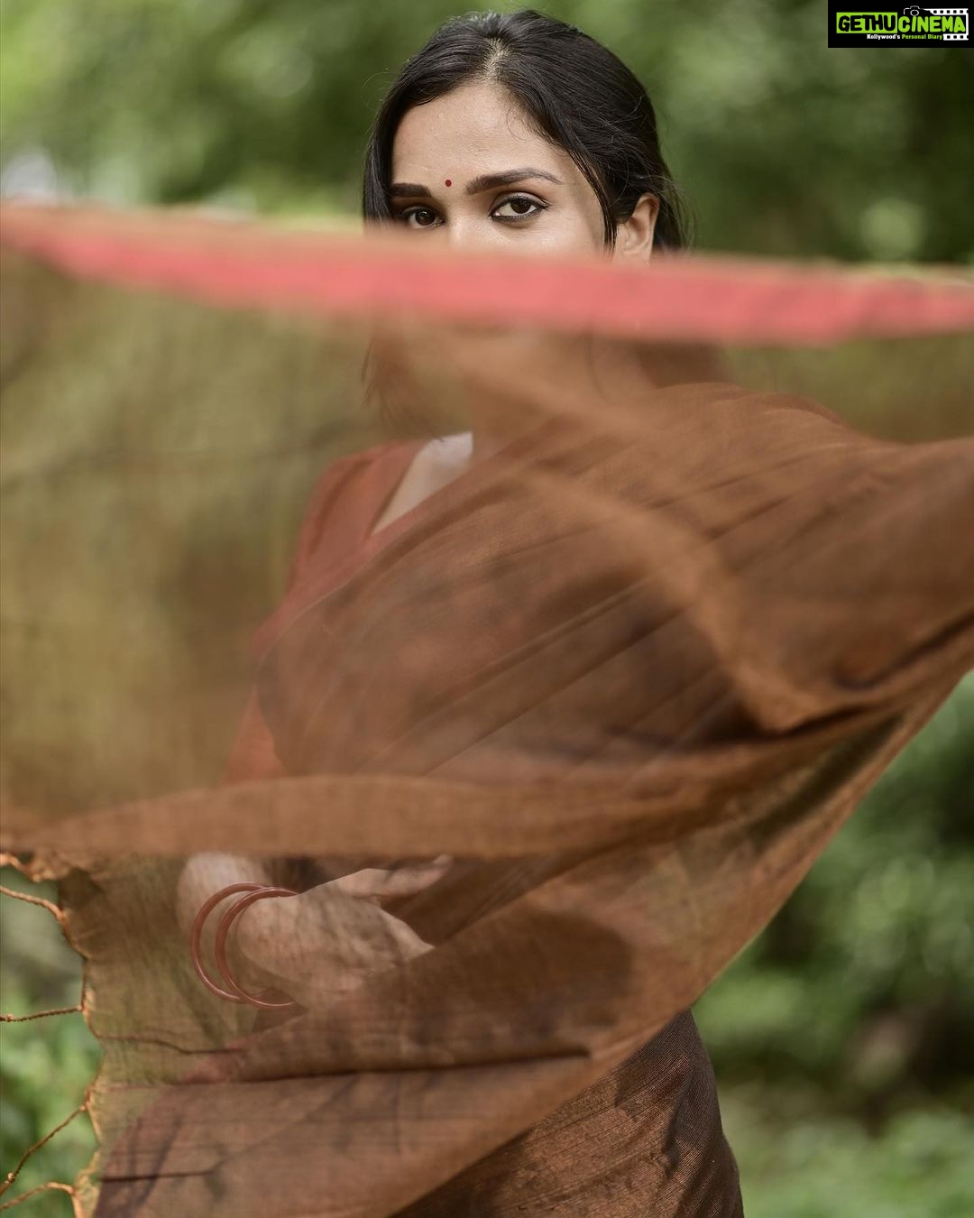 Surabhi Santosh Instagram - She was a beautiful dream that could never be forgotten and that was his biggest nightmare ✨ Photographer- @anandu._ps Saree- @labeldesiromance Jewellery - @labeldesiromance Styling- @kavithasantosh29 #Oomph #SexyinSaree #CottonSaree #Greensaree #Sareetrends #sareein2023 Ernakulam,Kochi