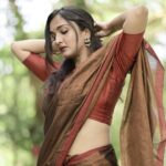 Surabhi Santosh Instagram - She was a beautiful dream that could never be forgotten and that was his biggest nightmare ✨ Photographer- @anandu._ps Saree- @labeldesiromance Jewellery - @labeldesiromance Styling- @kavithasantosh29 #Oomph #SexyinSaree #CottonSaree #Greensaree #Sareetrends #sareein2023 Ernakulam,Kochi