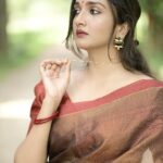 Surabhi Santosh Instagram - She was a beautiful dream that could never be forgotten and that was his biggest nightmare ✨ Photographer- @anandu._ps Saree- @labeldesiromance Jewellery - @labeldesiromance Styling- @kavithasantosh29 #Oomph #SexyinSaree #CottonSaree #Greensaree #Sareetrends #sareein2023 Ernakulam,Kochi