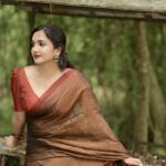 Surabhi Santosh Instagram - She was a beautiful dream that could never be forgotten and that was his biggest nightmare ✨ Photographer- @anandu._ps Saree- @labeldesiromance Jewellery - @labeldesiromance Styling- @kavithasantosh29 #Oomph #SexyinSaree #CottonSaree #Greensaree #Sareetrends #sareein2023 Ernakulam,Kochi