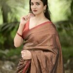 Surabhi Santosh Instagram - She was a beautiful dream that could never be forgotten and that was his biggest nightmare ✨ Photographer- @anandu._ps Saree- @labeldesiromance Jewellery - @labeldesiromance Styling- @kavithasantosh29 #Oomph #SexyinSaree #CottonSaree #Greensaree #Sareetrends #sareein2023 Ernakulam,Kochi