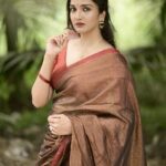 Surabhi Santosh Instagram – She was a beautiful dream that could never be forgotten and that was his biggest nightmare ✨ 

Photographer- @anandu._ps 
Saree- @labeldesiromance 
Jewellery – @labeldesiromance 
Styling- @kavithasantosh29 

#Oomph #SexyinSaree #CottonSaree #Greensaree #Sareetrends #sareein2023 Ernakulam,Kochi