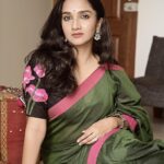 Surabhi Santosh Instagram - The kind of beauty I want is the hard to get kind, the one that comes from within- strength, courage and dignity ✨❣️ Photographer- @anandu._ps Saree and Blouse- @labeldesiromance Jewellery - @labeldesiromance Styling- @kavithasantosh29 #Oomph #SexyinSaree #CottonSaree #Greensaree #Sareetrends #sareein2023 #weddinginspo #indianweddingoutfits #sareeoutfitideas #sareedraping #sareeandblouse #sareeblousedesigns #embroideredblouse #contrastblouse