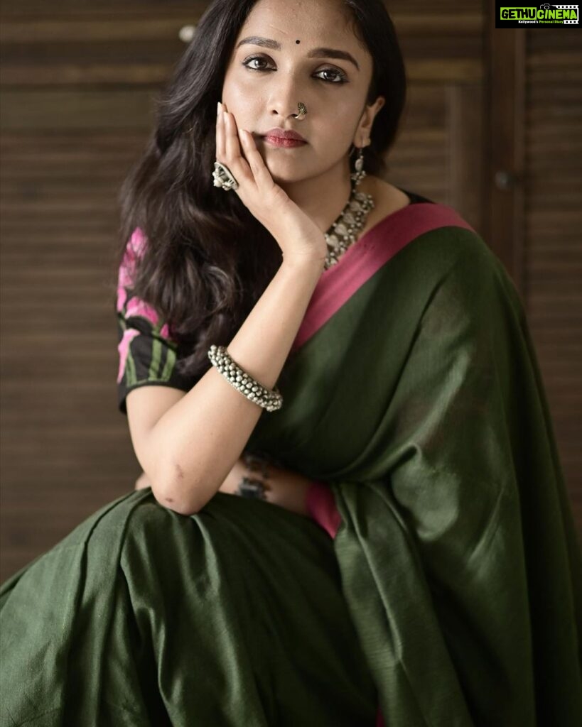 Surabhi Santosh Instagram - The kind of beauty I want is the hard to get kind, the one that comes from within- strength, courage and dignity ✨❣ Photographer- @anandu._ps Saree and Blouse- @labeldesiromance Jewellery - @labeldesiromance Styling- @kavithasantosh29 #Oomph #SexyinSaree #CottonSaree #Greensaree #Sareetrends #sareein2023 #weddinginspo #indianweddingoutfits #sareeoutfitideas #sareedraping #sareeandblouse #sareeblousedesigns #embroideredblouse #contrastblouse