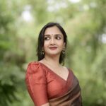 Surabhi Santosh Instagram - She was a beautiful dream that could never be forgotten and that was his biggest nightmare ✨ Photographer- @anandu._ps Saree- @labeldesiromance Jewellery - @labeldesiromance Styling- @kavithasantosh29 #Oomph #SexyinSaree #CottonSaree #Greensaree #Sareetrends #sareein2023 Ernakulam,Kochi